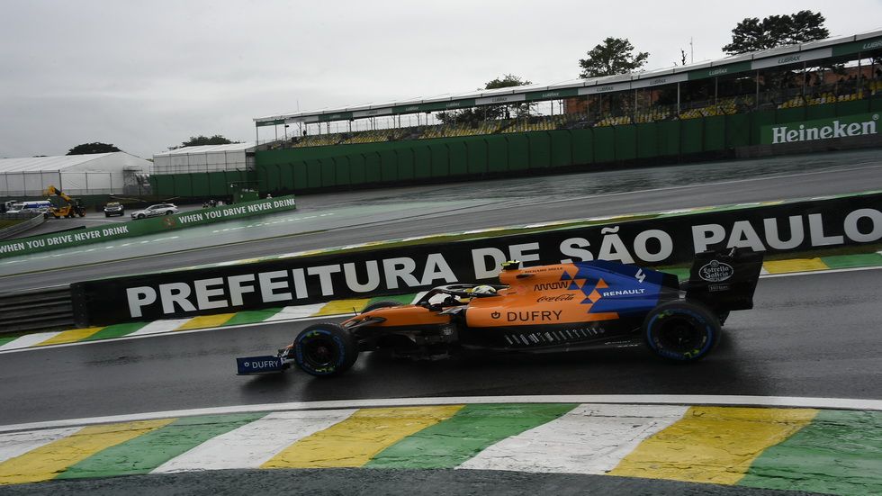 Carlos Sainz rodando bajo la lluvia el viernes por la mañana durante la FP1