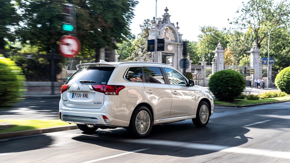 ¿Por qué elegir un híbrido enchufable en vez de un híbrido o un eléctrico?