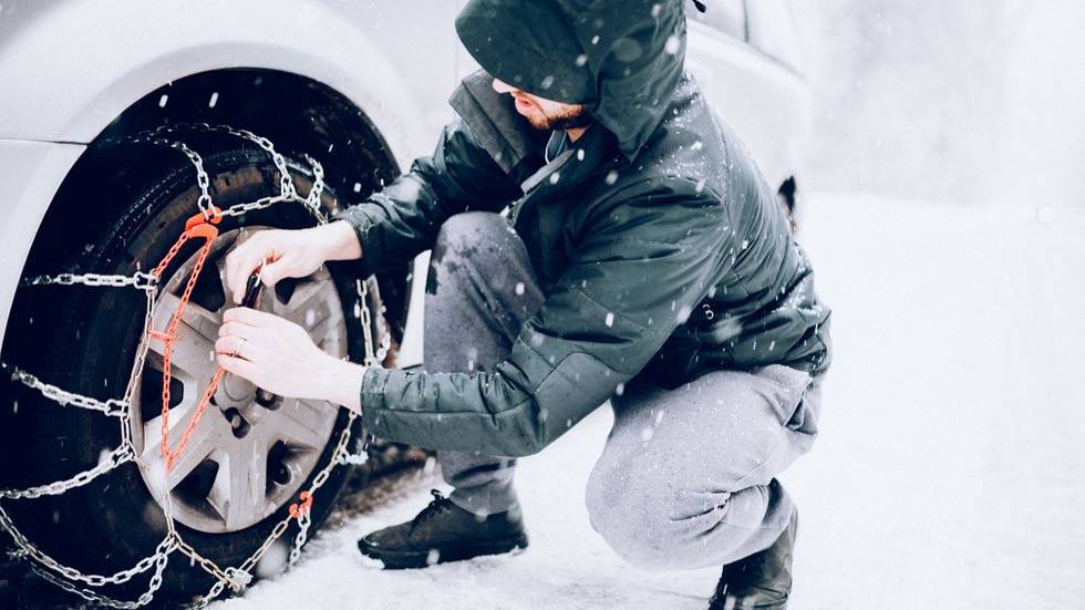 La Guardia Civil explica cómo colocar las cadenas de nieve en tu coche