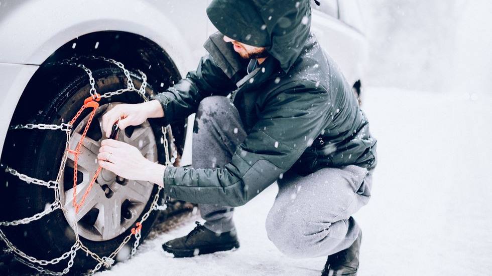 5 consejos para poner las cadenas de nieve a tu coche (y un truco tan simple como efectivo)