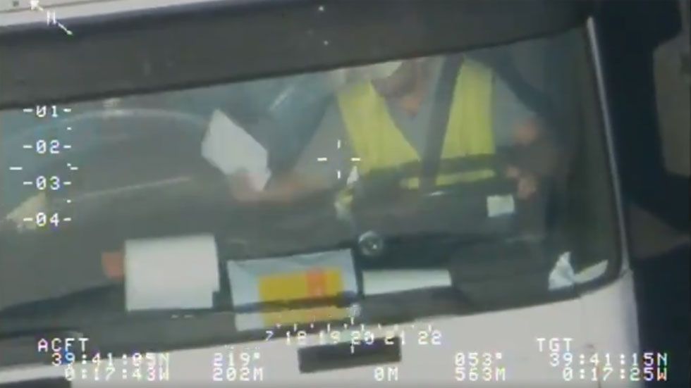 Consultando facturas y albaranes al volante, así cazó Pegasus a un camionero