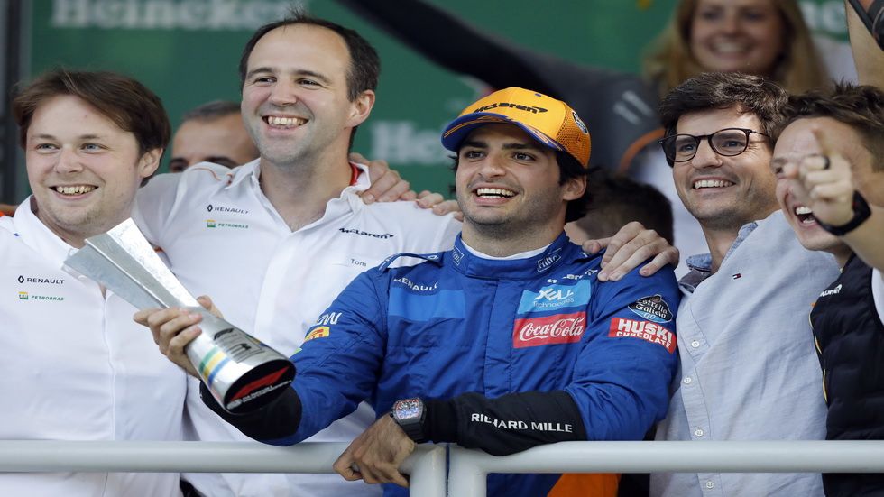 Sainz en el podio tras conseguir la tercera posición