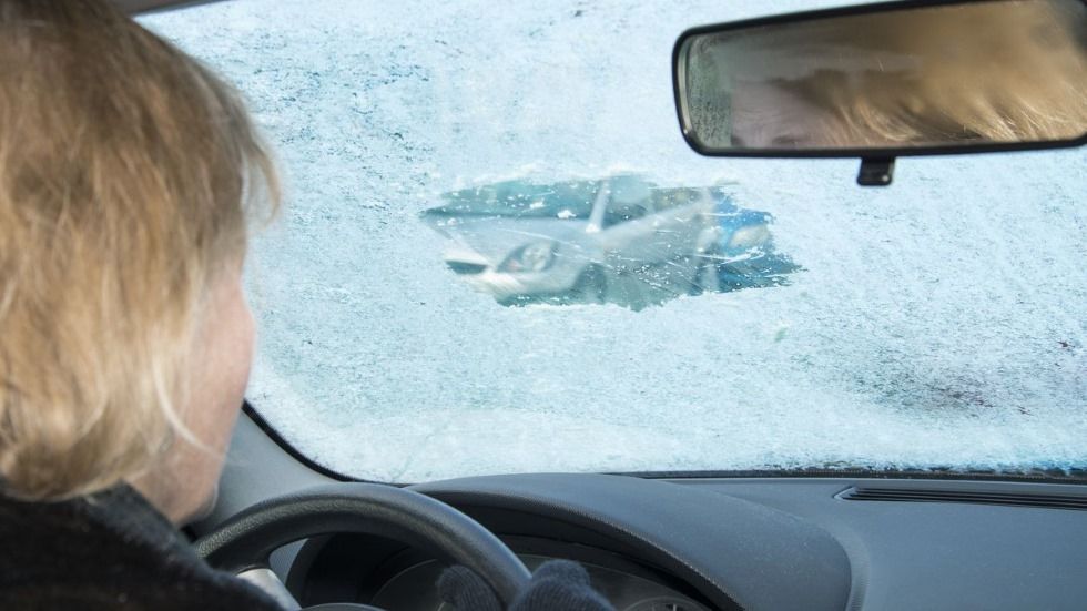 Los mejores trucos para que no se formen placas de hielo en el parabrisas del coche