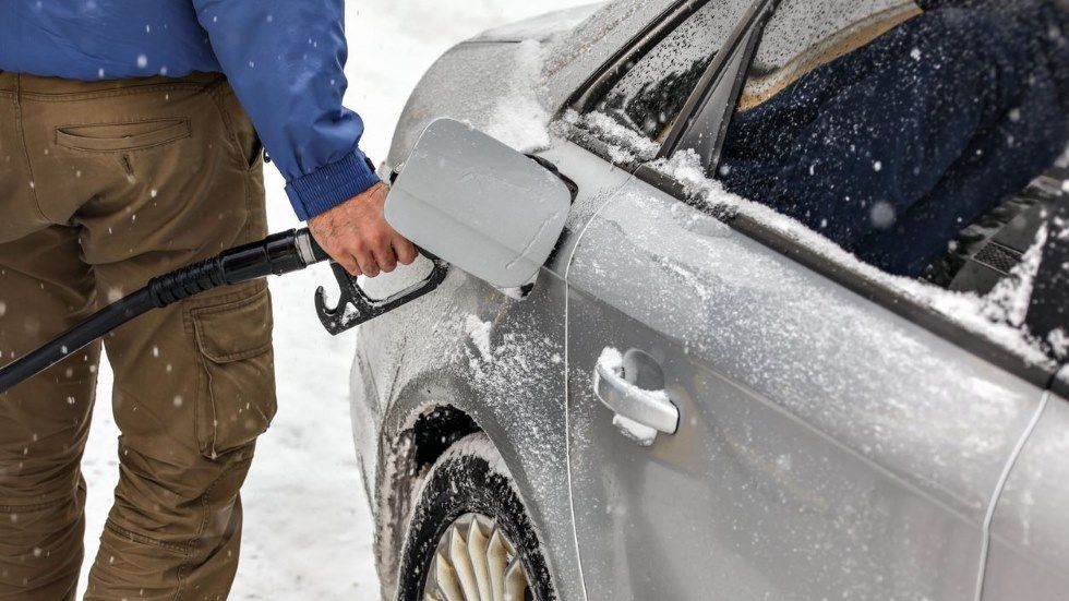 Por qué en invierno tu coche consume más combustible… y cómo solucionarlo