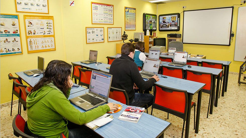 La DGT no podrá obligar a ir a clase para el carné… y tampoco a un mínimo de clases prácticas