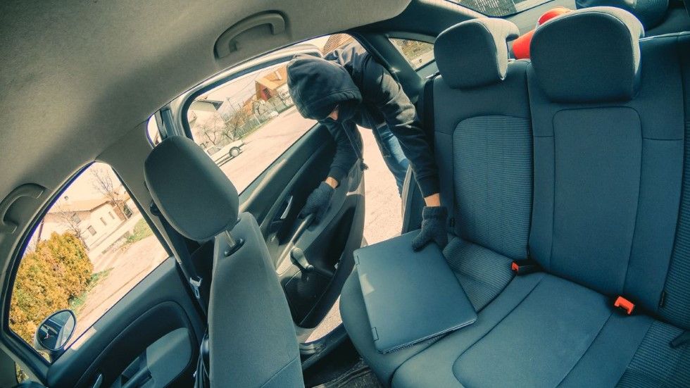 Así es el truco que emplean los ladrones para saber qué hay en tu coche y robar