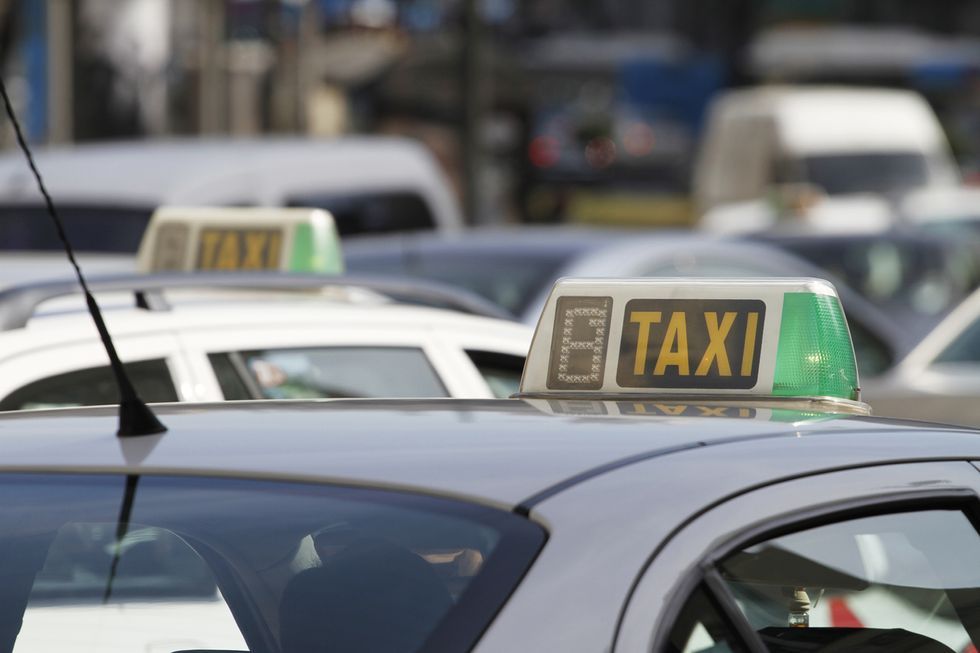 Uber y Cabify empiezan ya a integrar al taxi en sus plataformas