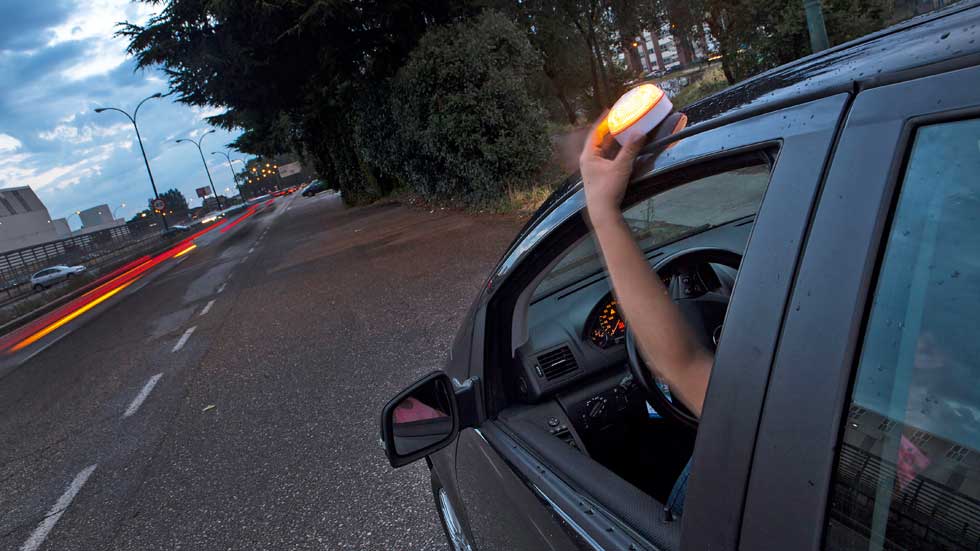 Así son las luces de aviso con las que tendrás que sustituir los triángulos de emergencia