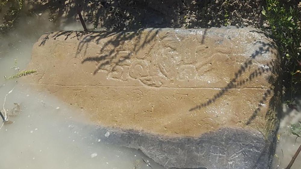 Estela encontrada en la región de Konya, en Turquía, con inscripciones frigias que refieren al rey Midas.