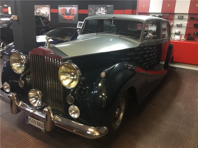 Rolls-Royce Silver Wraith Limousine volante a la izquierda