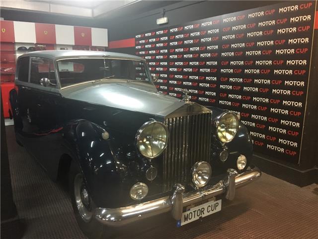 Rolls-Royce Silver Wraith Limousine volante a la izquierda