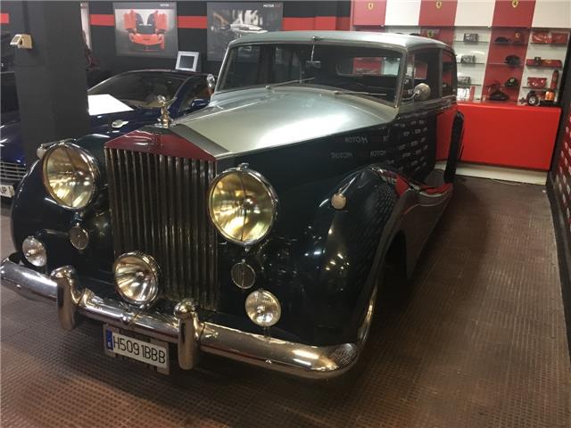 Rolls-Royce Silver Wraith Limousine volante a la izquierda