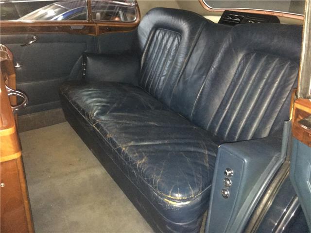 Rolls-Royce Silver Wraith Limousine volante a la izquierda