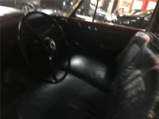 Rolls-Royce Silver Wraith Limousine volante a la izquierda