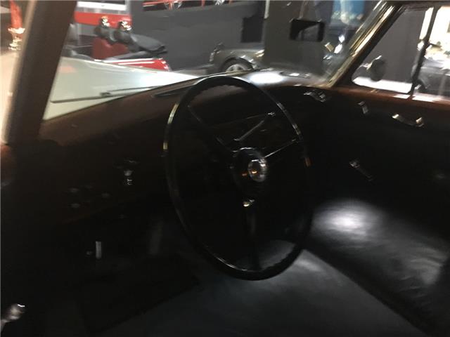 Rolls-Royce Silver Wraith Limousine volante a la izquierda