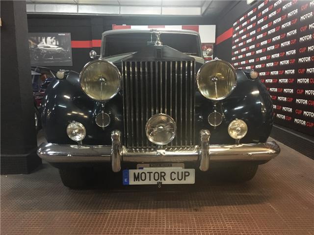 Rolls-Royce Silver Wraith Limousine volante a la izquierda