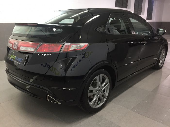 Honda Civic 1.8i-VTEC Sport