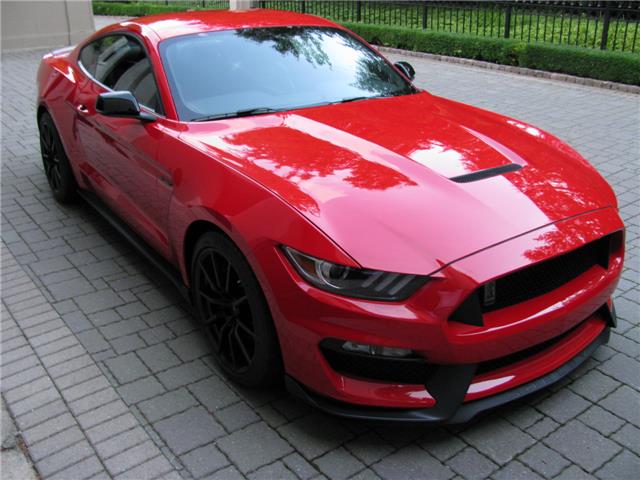 Ford Mustang Shelby GT350 en STOCK