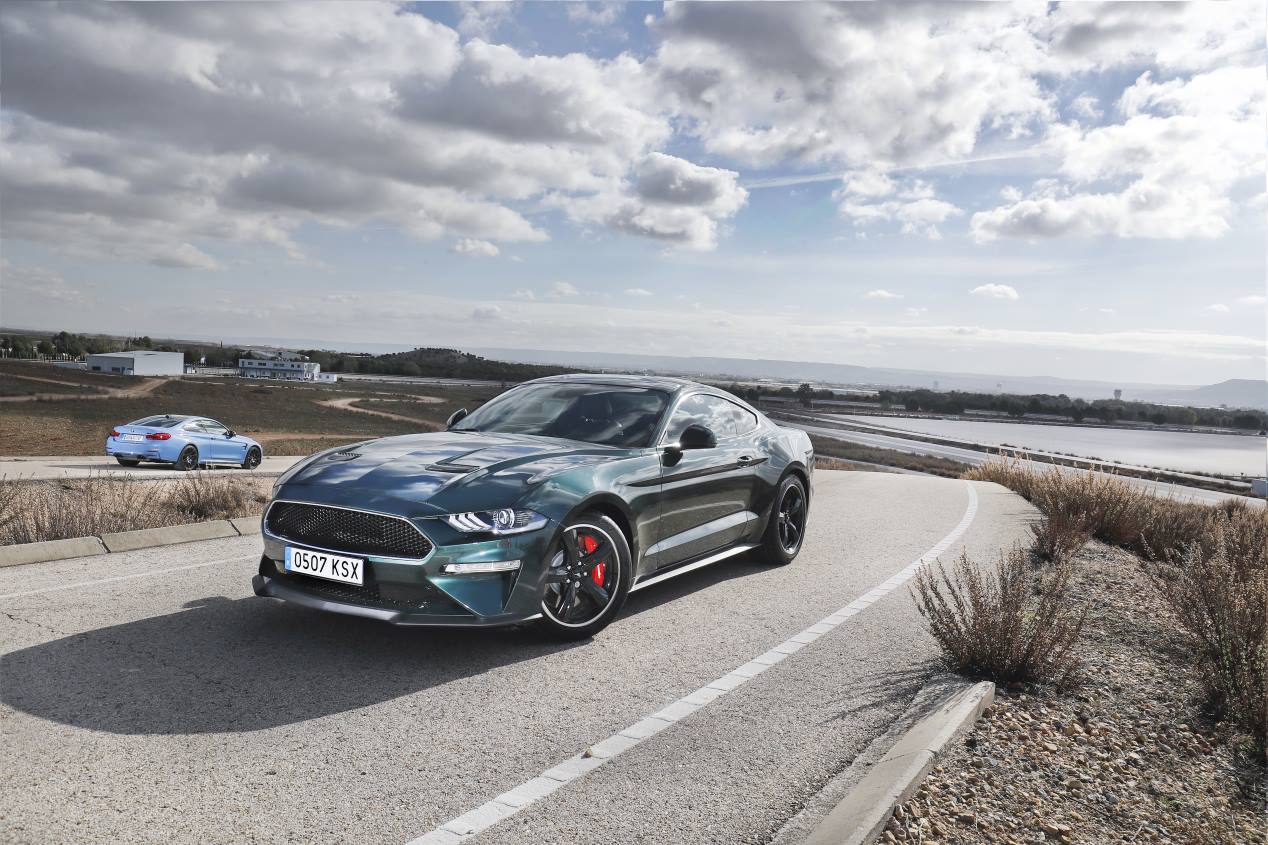 BMW M4 Competition vs Ford Mustang Bullit: frenético duelo deportivo