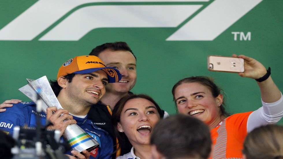Sainz en el podio del GP de Brasil