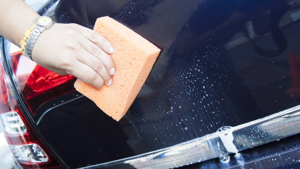 Deja tu coche como nuevo: cómo encerarlo y darle brillo para cuidar la pintura 