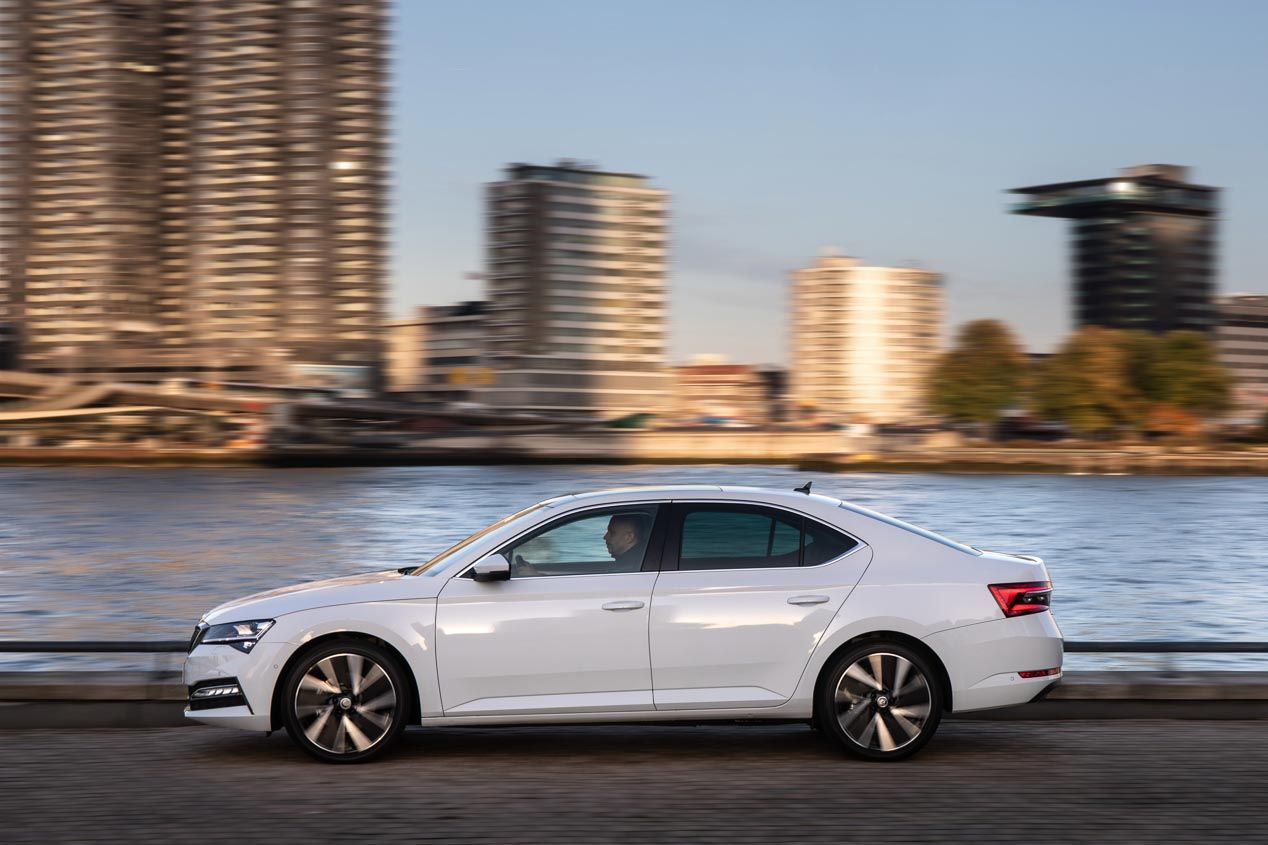 A prueba el Skoda Superb iV, el primer modelo híbrido enchufable de la marca checa 