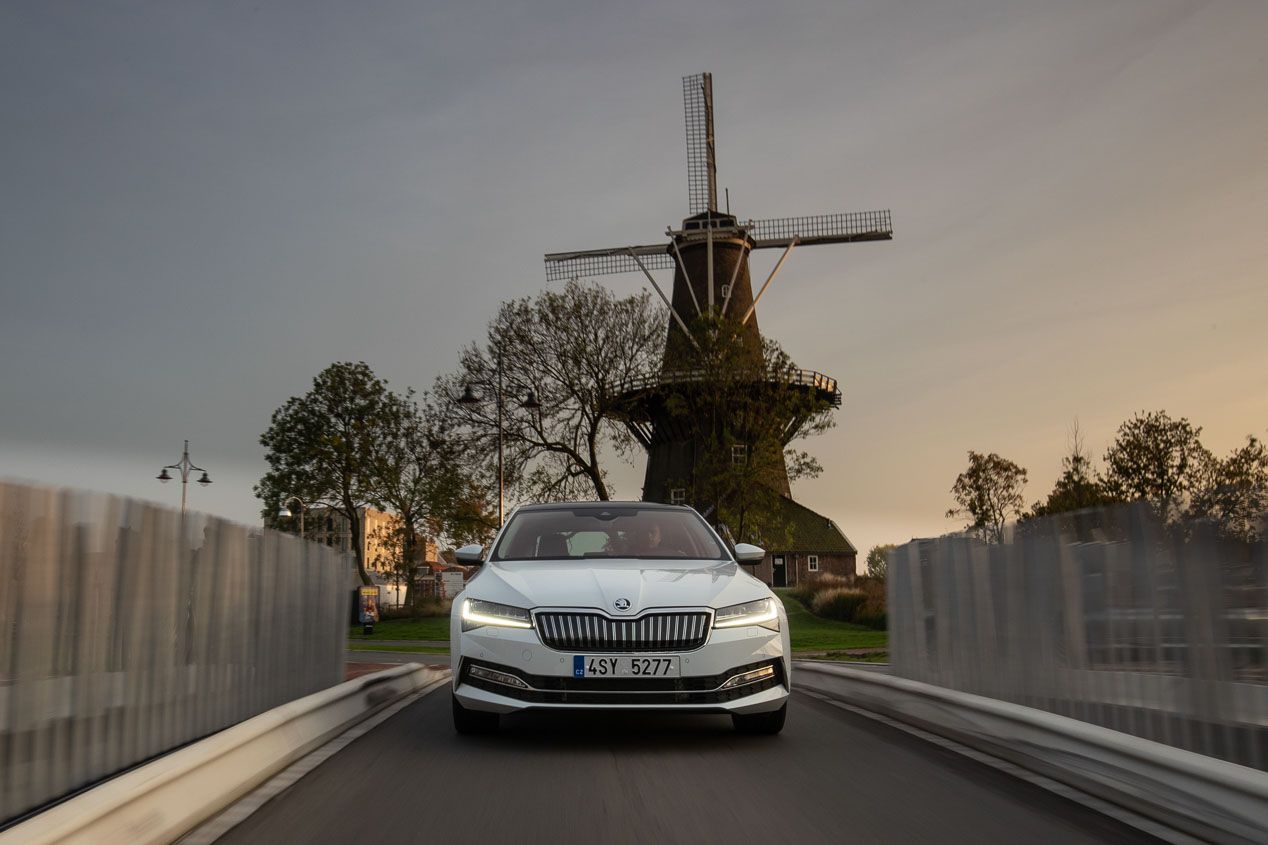 A prueba el Skoda Superb iV, el primer modelo híbrido enchufable de la marca checa 
