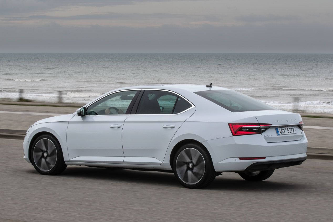 A prueba el Skoda Superb iV, el primer modelo híbrido enchufable de la marca checa 