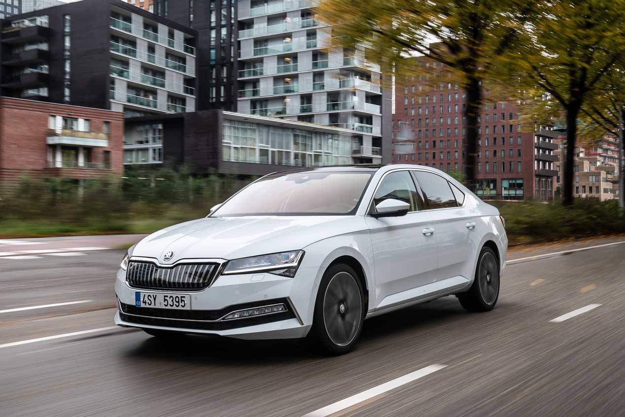A prueba el Skoda Superb iV, el primer modelo híbrido enchufable de la marca checa 