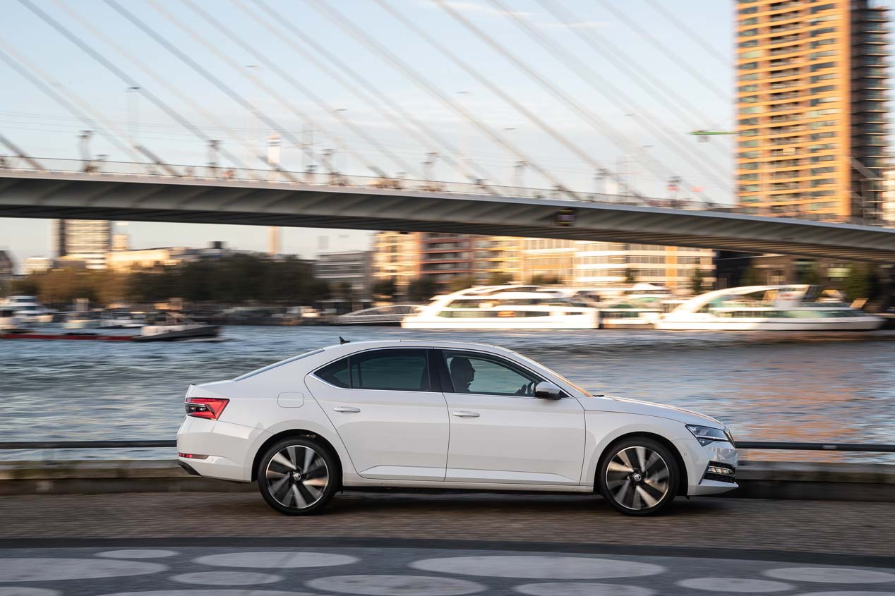 A prueba el Skoda Superb iV, el primer modelo híbrido enchufable de la marca checa 