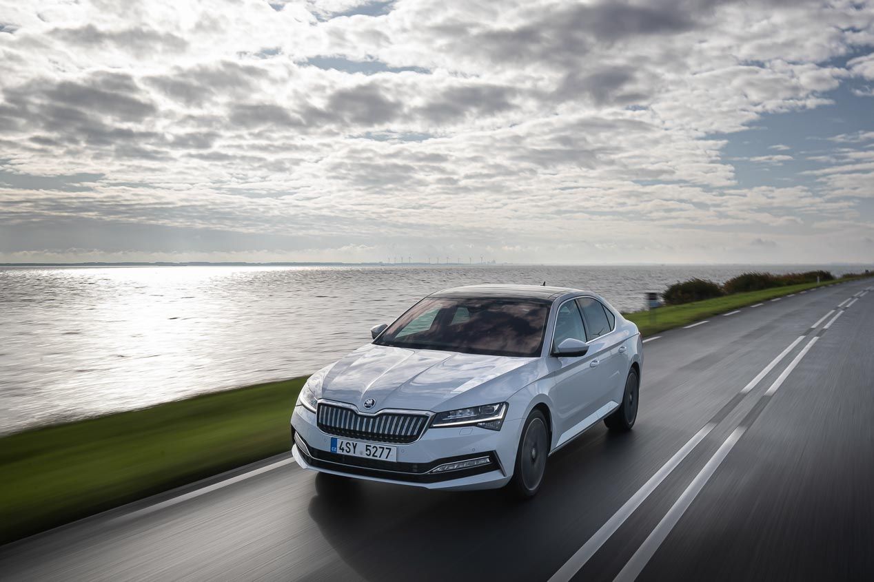A prueba el Skoda Superb iV, el primer modelo híbrido enchufable de la marca checa 