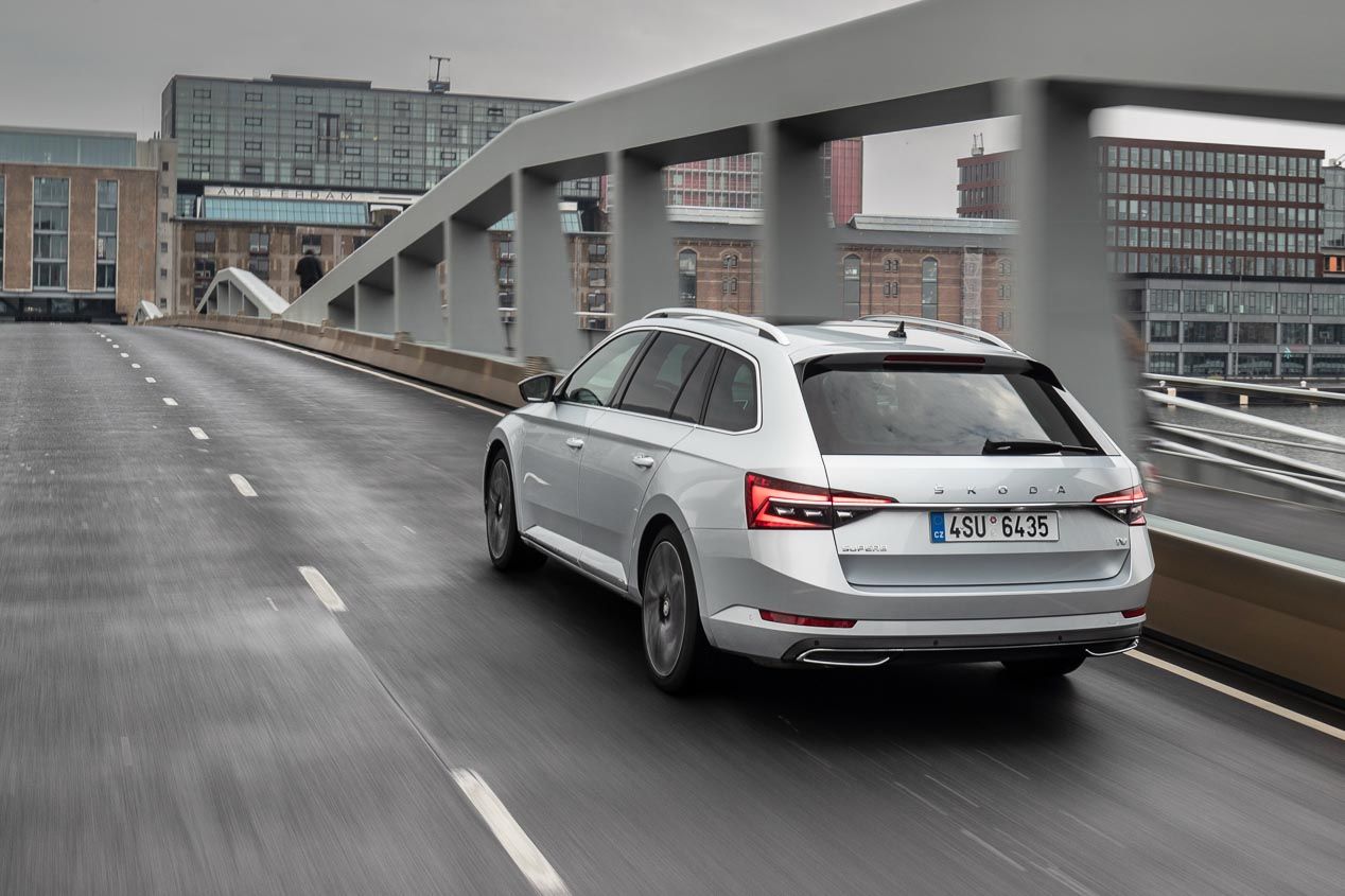 A prueba el Skoda Superb iV, el primer modelo híbrido enchufable de la marca checa 
