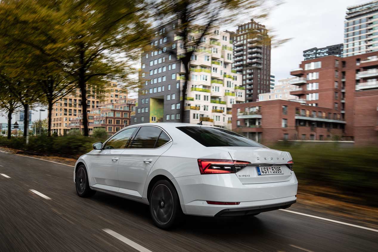 A prueba el Skoda Superb iV, el primer modelo híbrido enchufable de la marca checa 
