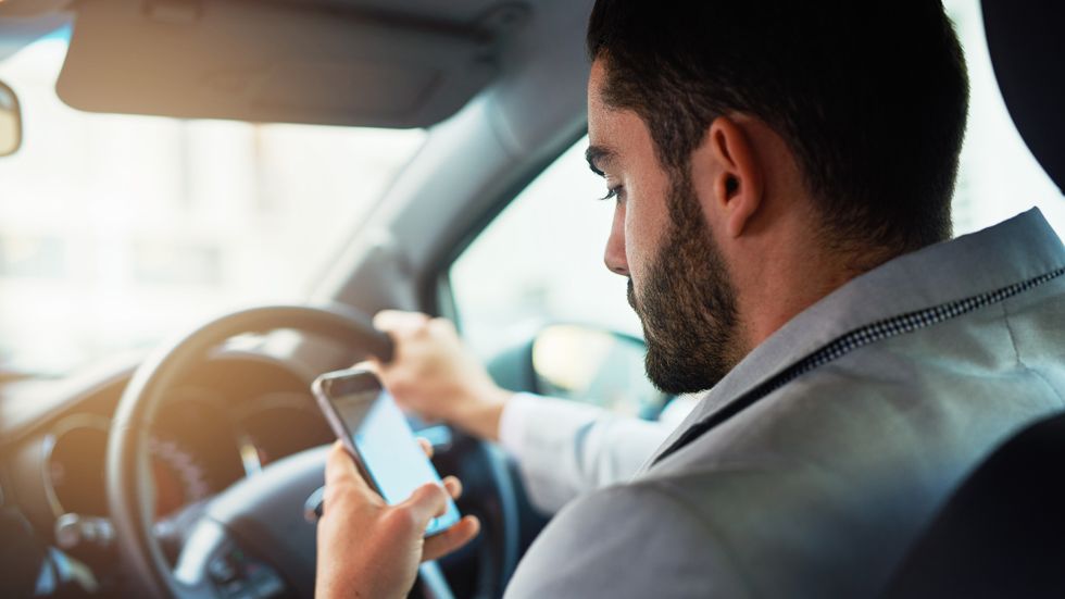 Llegan ya las primeras cámaras radar que detectan el uso del móvil en el coche