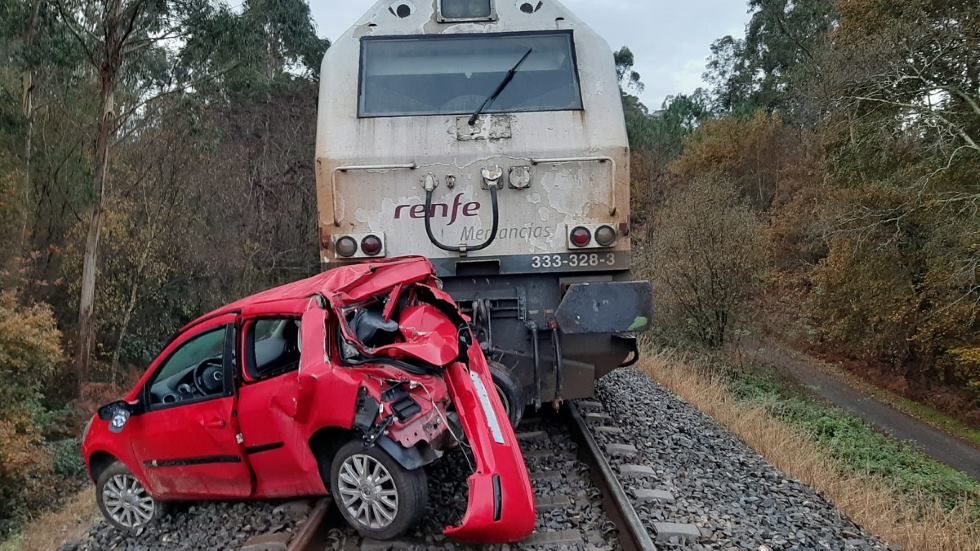 Conduce borracho y un tren le arrastra con su coche durante medio kilómetro
