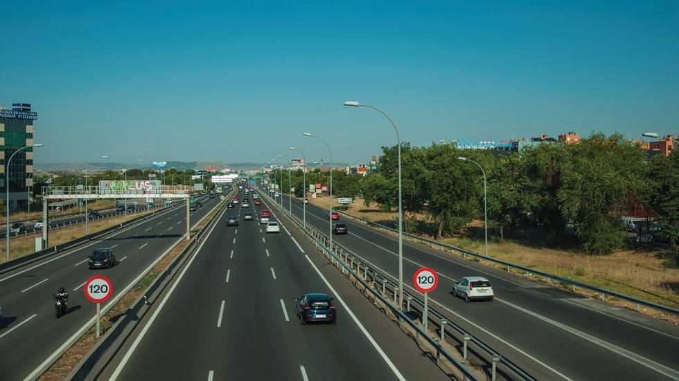 Ésta es la multa que te pueden poner si no usas bien el carril derecho