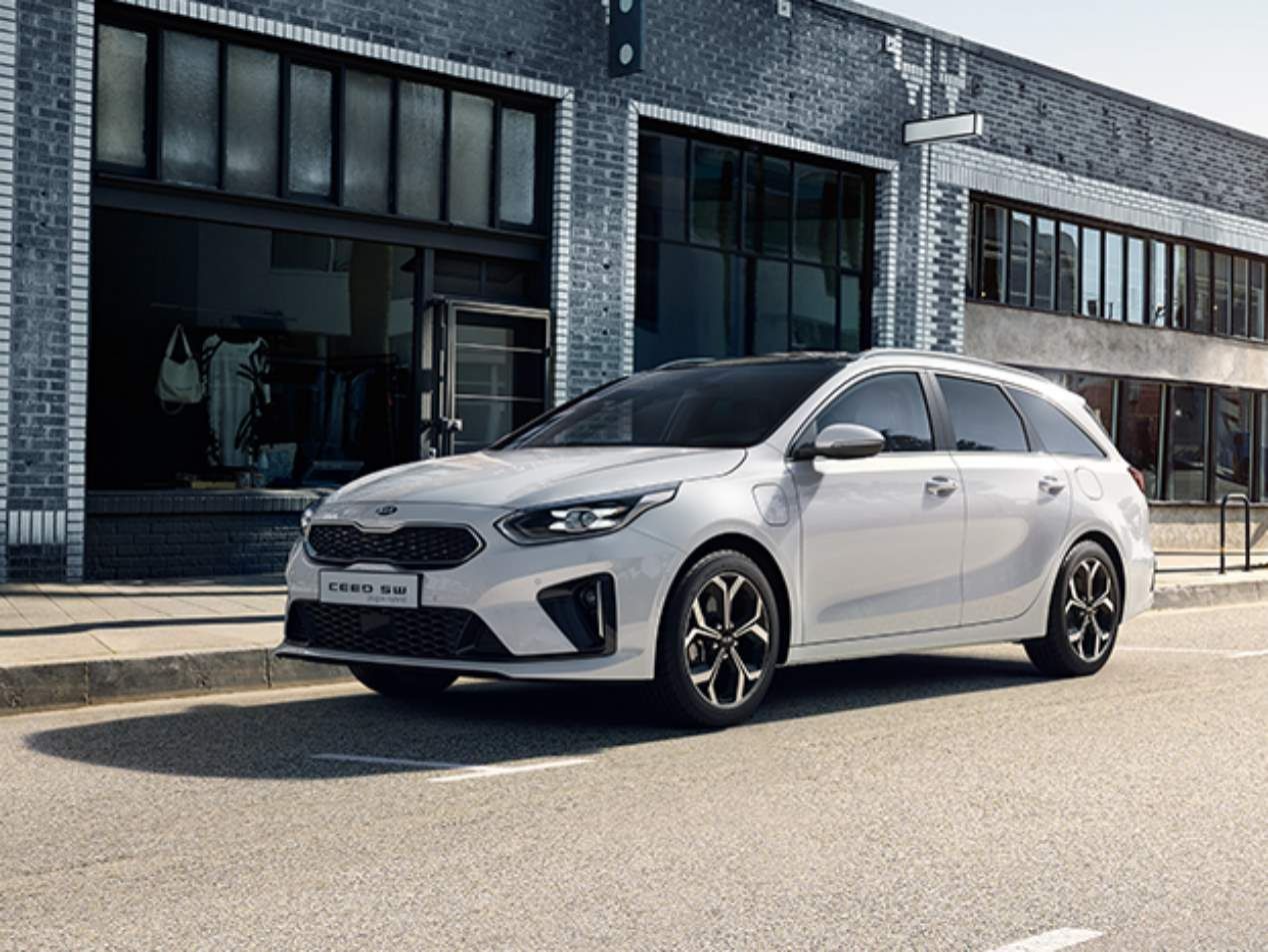 Las próximas novedades eléctricas e híbridas de Kia y Seat, en fotos