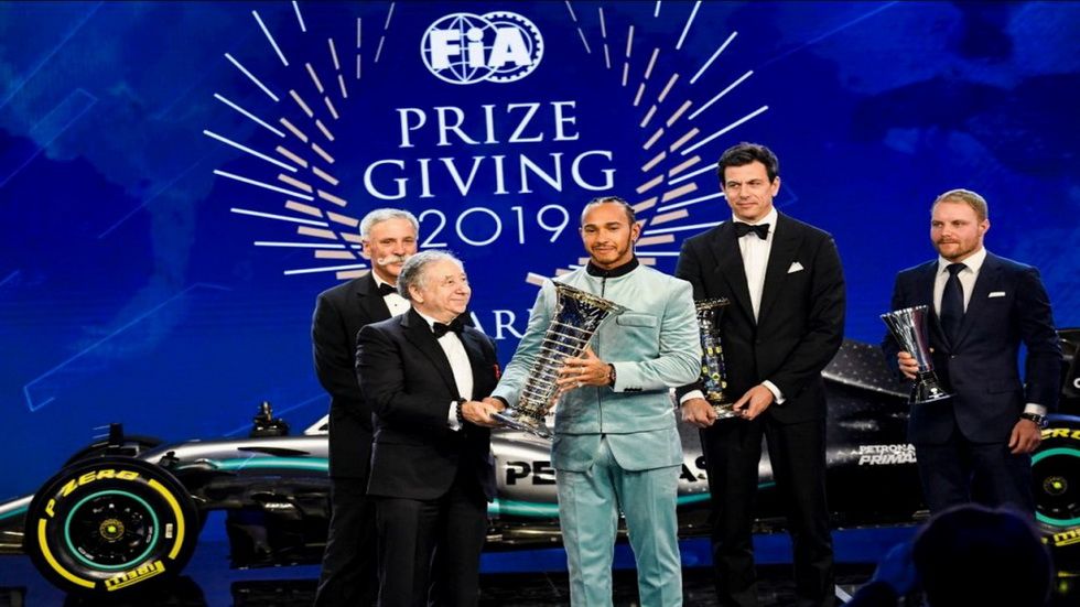Lewis Hamilton recibe el trofeo de manos de Jean Todt