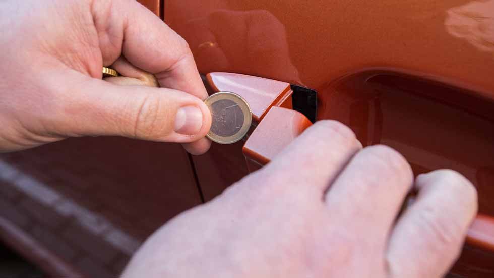 La Policía avisa del truco de la moneda en el coche: por qué debes tener cuidado