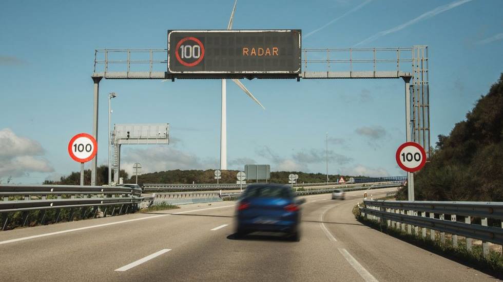 En este caso frenar ante la presencia de un radar no evitará que te multen