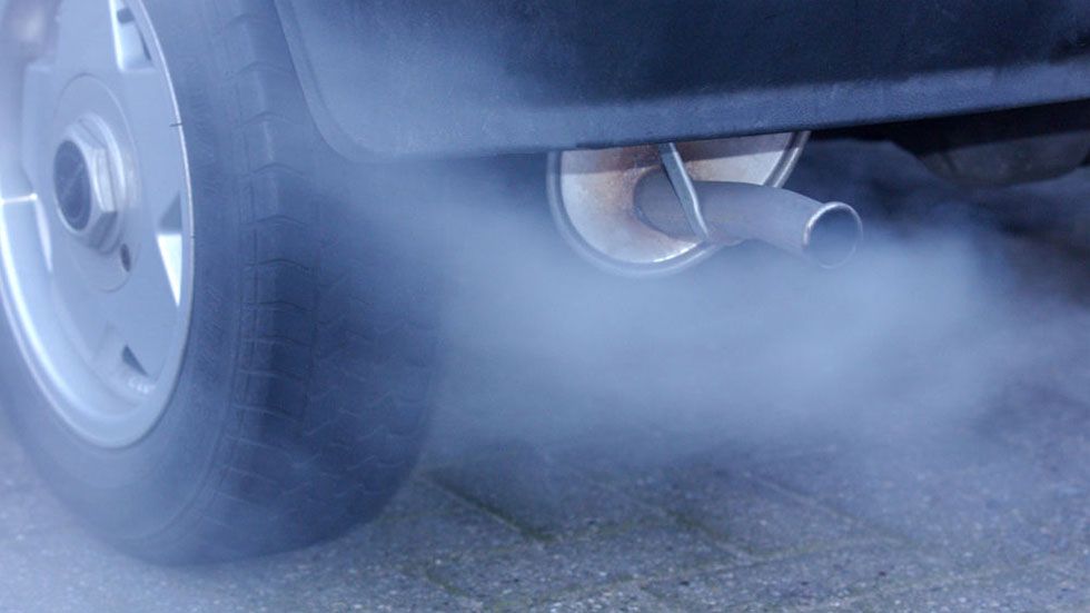 Las familias con sueldos más bajos podrán circular con coches contaminantes