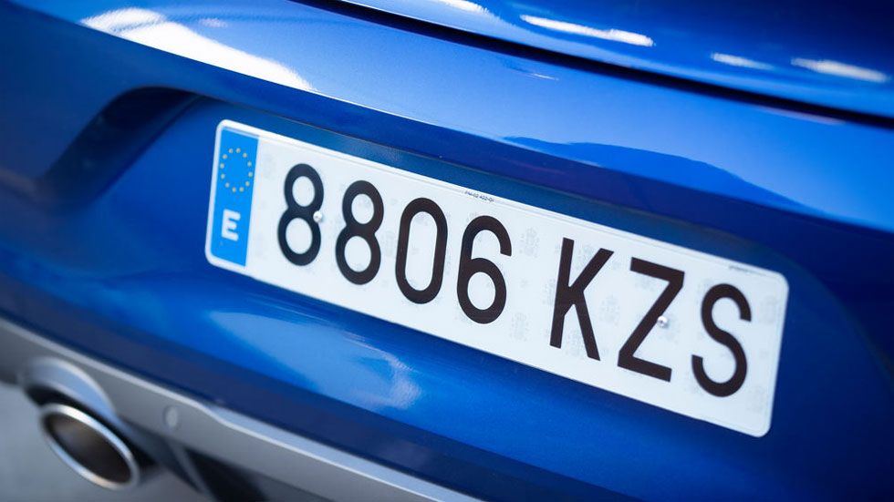 Coches con matrículas azules, amarillas, rojas, verdes… ¿qué significa cada una?