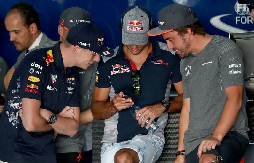 “Venga Carlos, aunque disimules vestido de Toro Rosso, enséñanos la oferta de Ferrari, no seas tímido, que no te vamos a quitar el puesto, que a nosotros no nos quieren allí”