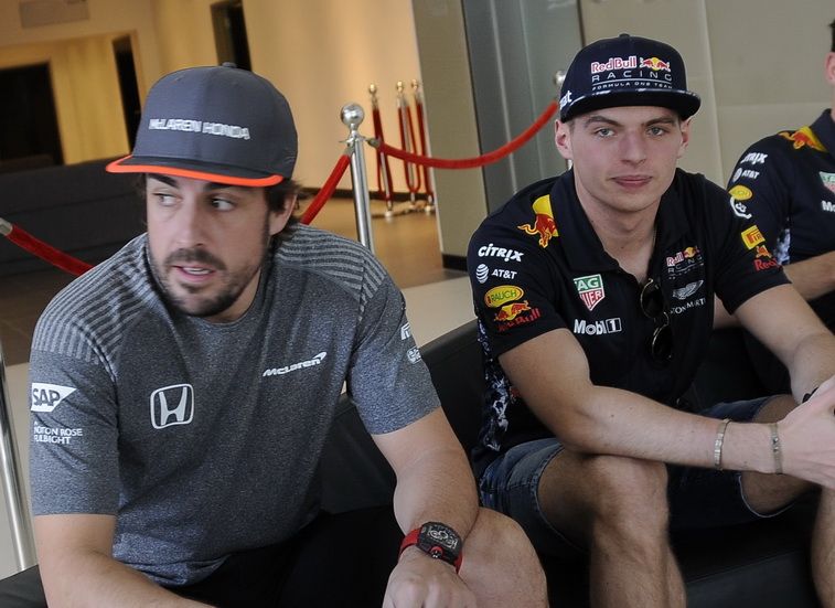 Alonso y Verstappen en el GP de Abu Dabi de 2018
