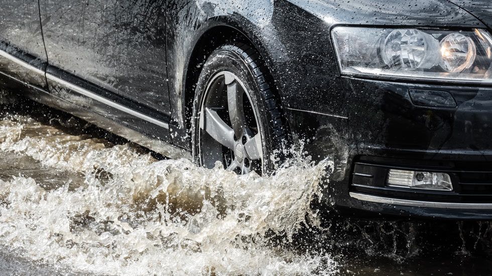 Cómo actuar si te sorprende una inundación o una riada cuando vas en tu coche. | Foto: iStock