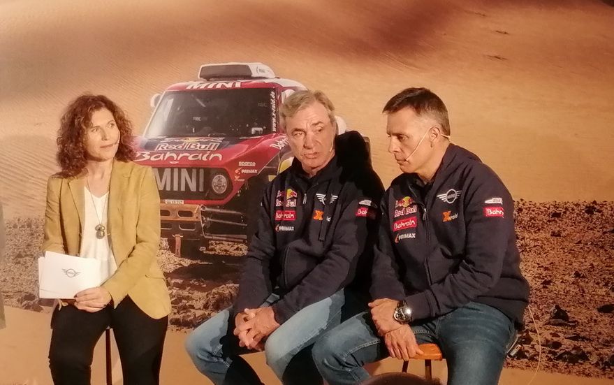 Sainz y Cruz junto a la directora de comunicación de Mini y BMW, Pilar García de la Puebla