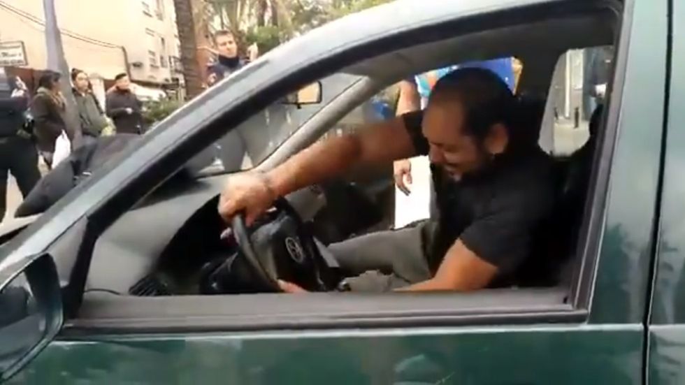 Destrozan su coche por una simple actuación policial: el vídeo viral que nadie entiende