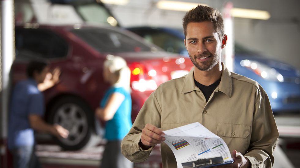 Cuándo debes llevar tu coche al taller: las pistas que necesitas