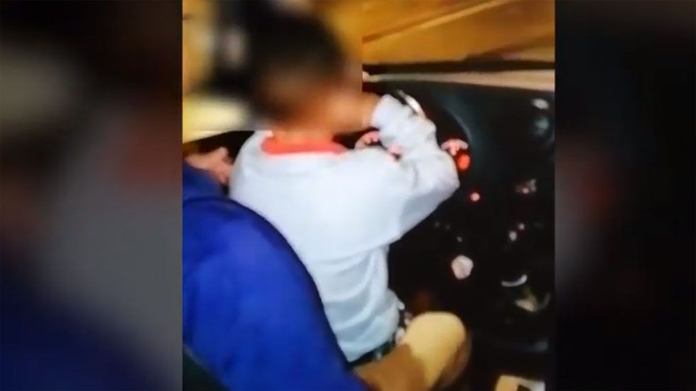 Detenido por conducir con un niño en su regazo y publicar este vídeo en redes sociales