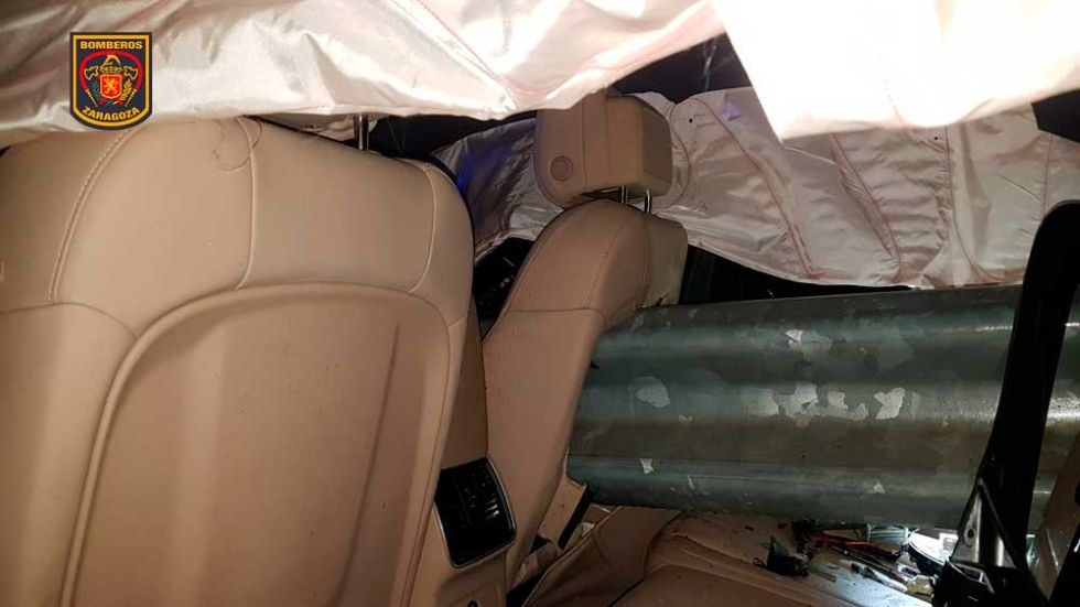 Se busca al conductor de un Porsche que quedó atravesado así por un quitamiedos